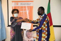 Photo-Rep-Siti-et-Mbea-Remise-certificat